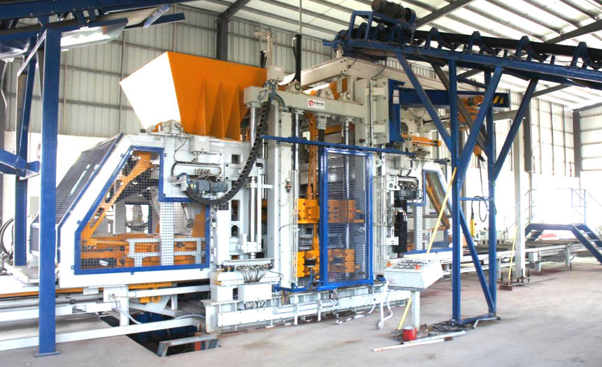 দক্ষিণ চীনত কুইংগং ইটাৰ মেচিনে নিজৰ চিন ৰাখে—এটা মেচিনেৰে চম্ভালি লোৱা ইটা আৰু হীৰাৰ আকৃতিৰ ইটাবোৰ